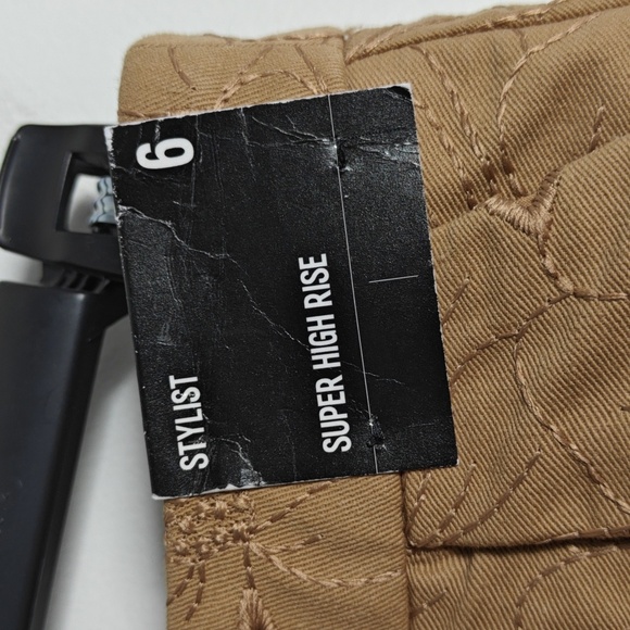 EXPRESS NWT Super High Rise Stylist Tan Scalloped And Pleated Shorts Size 6 - Picture 3 of 16